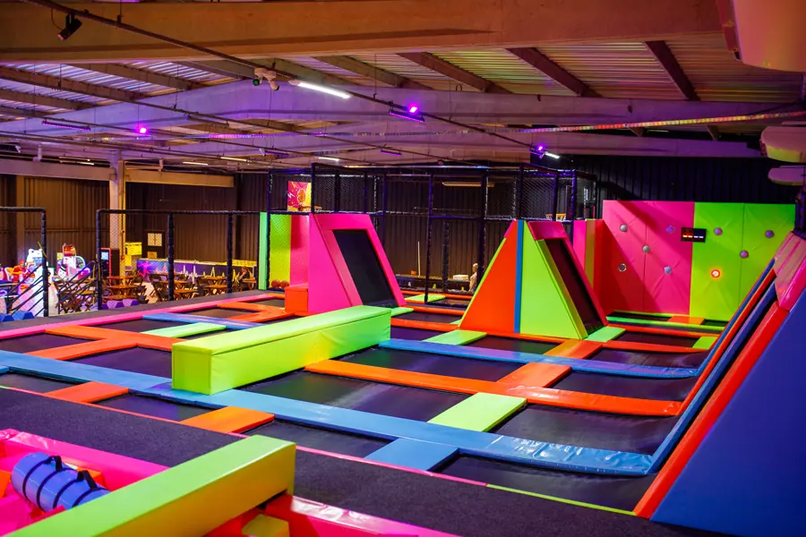 Área de trampolins coloridos do parque